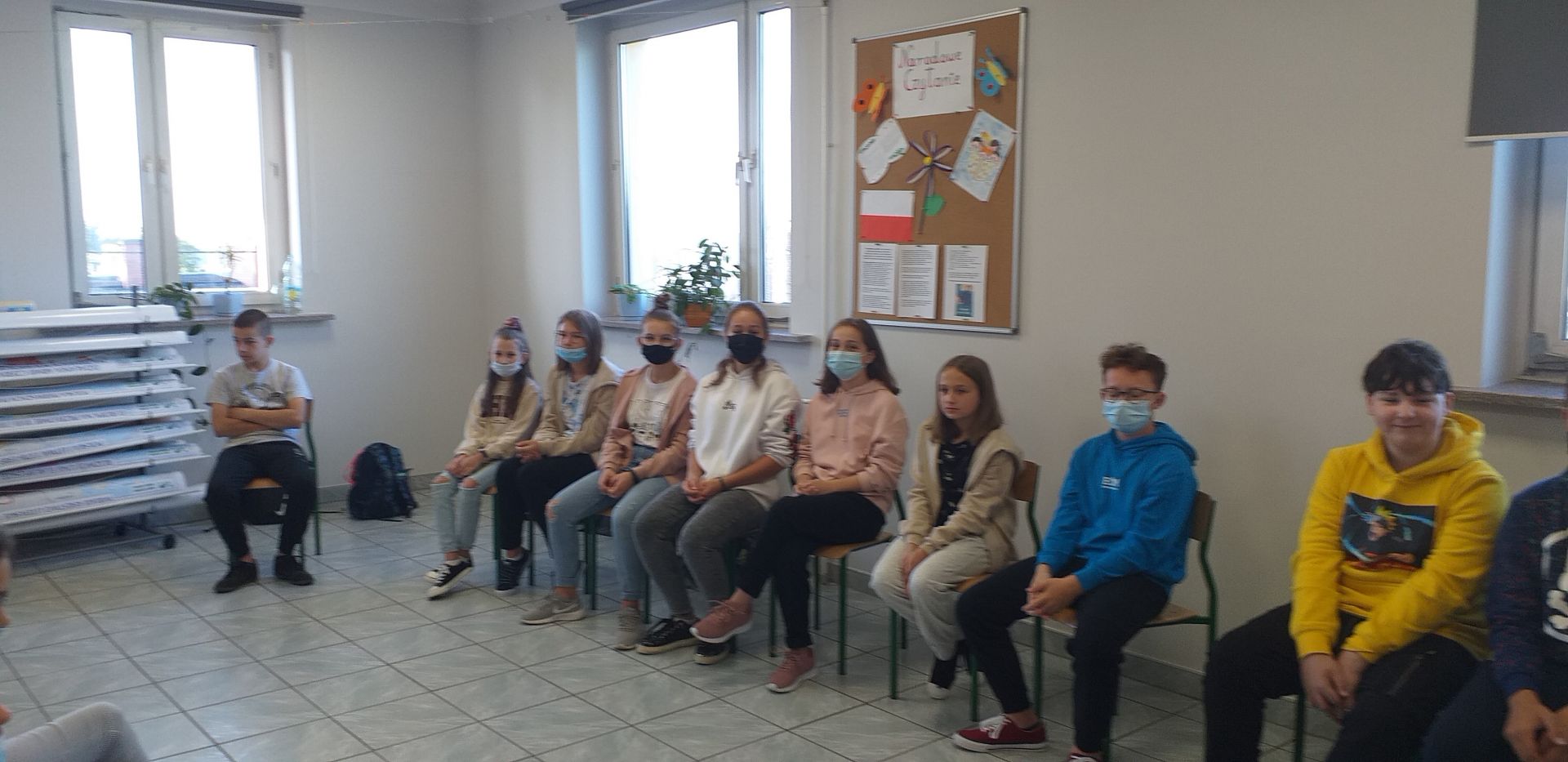 uczniowie siedzący na krzesłach